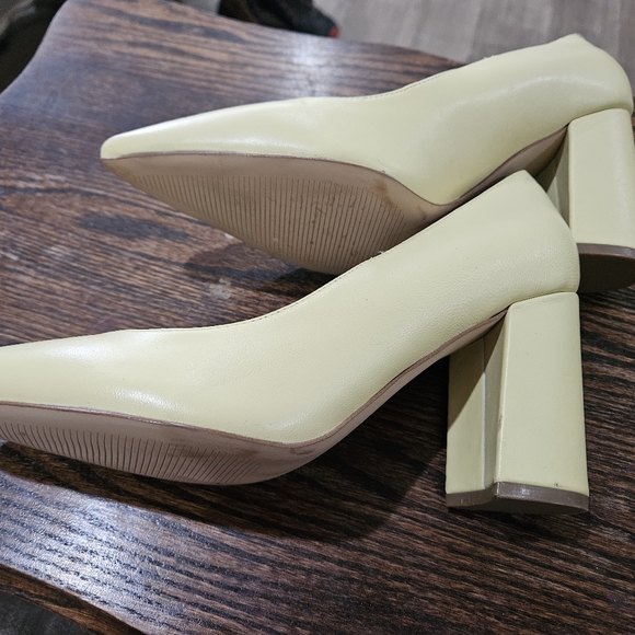So cute for Easter Nine west leather pumps. Thick heal. Super cute! Bin10 - Picture 4 of 7